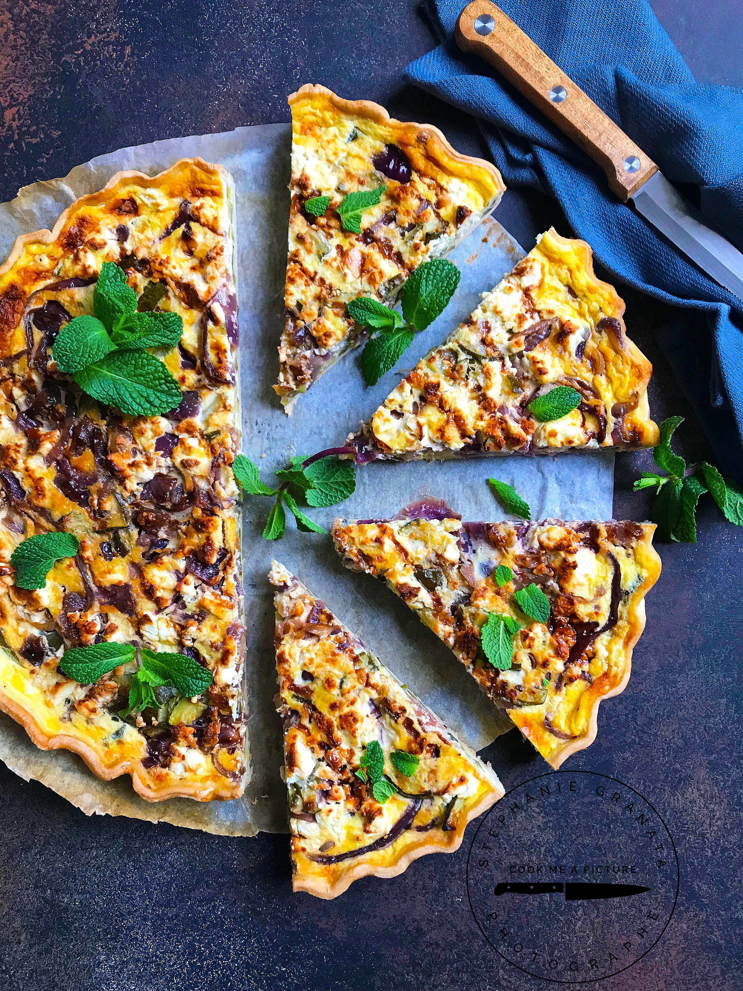 Quiche aux courgettes, oignons rouges caramélisés et feta