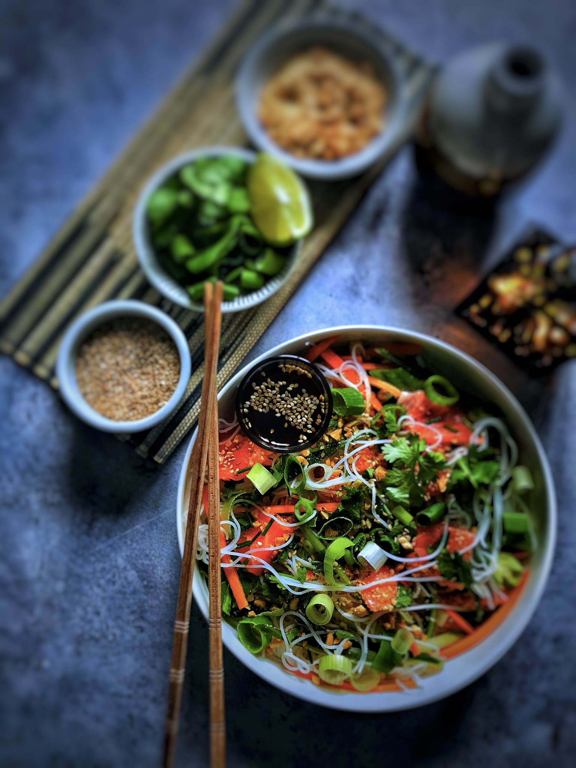 Bo bun au saumon cru et vermicelles de riz