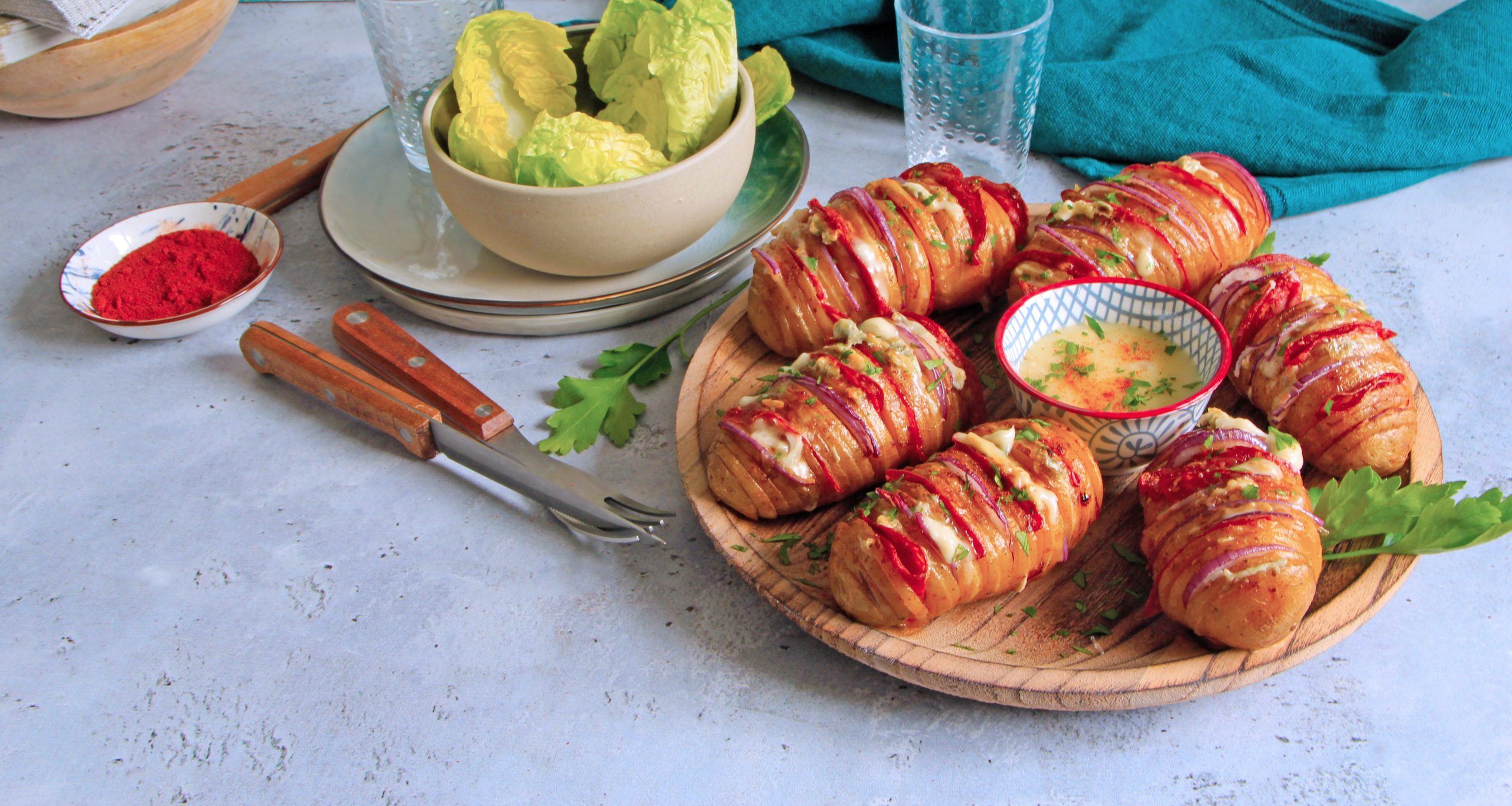 Hasselback pommes de terre Suédoise garnies au Gorgonzola, oignon rouge et chorizo