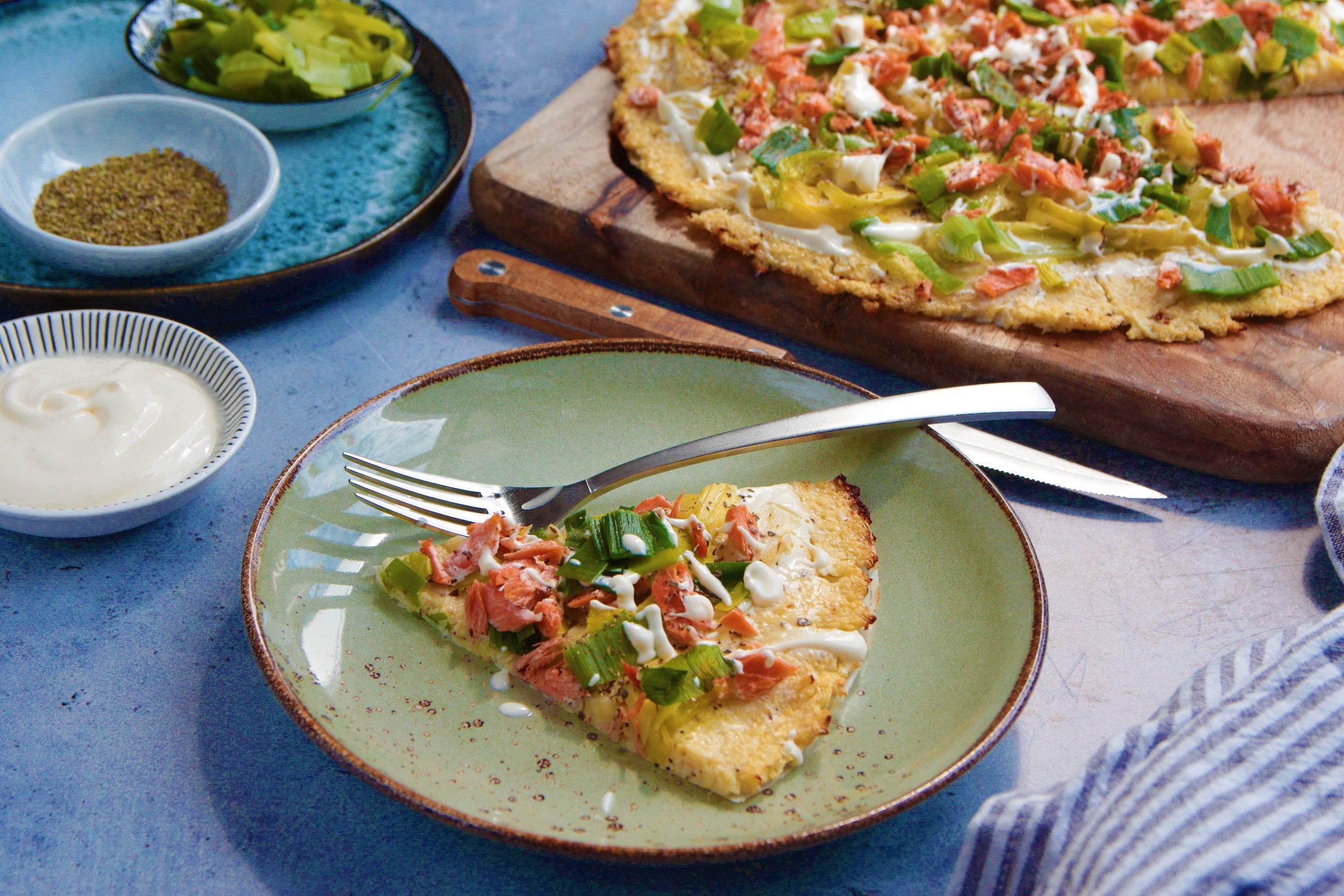 Pizza pâte de chou-fleur extra gourmande aux poireaux et saumon